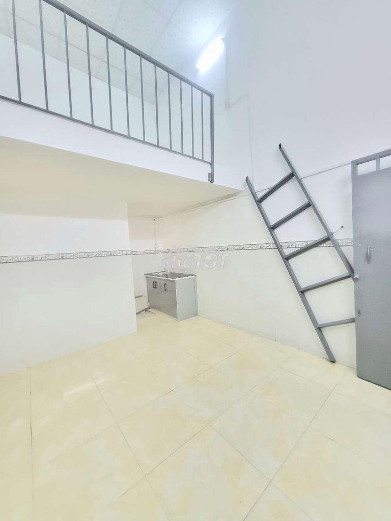 Phòng trọ 35m2 có máy lạnh, gác cao ko đụng đầu ,giờ giấc tự do