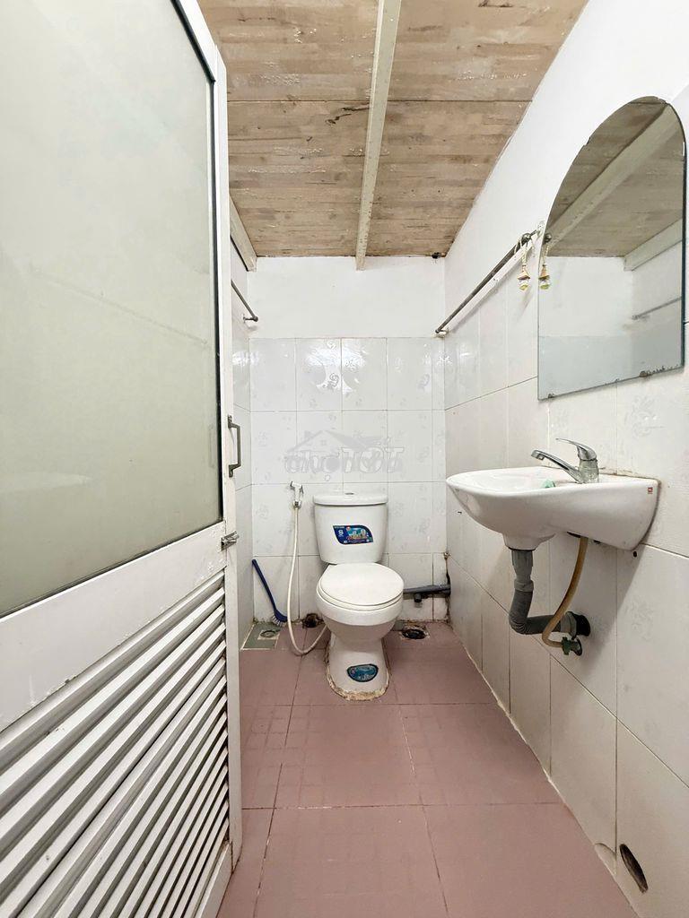 Phòng gác lửng, cửa sổ trời full nội thất. gần đầm sen giá chỉ 3tr - 3
