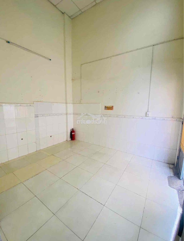 Nhà hẻm xe hơi 7,5tr 3 phòng ngủ. 2 phòng kín 1 phòng hở.