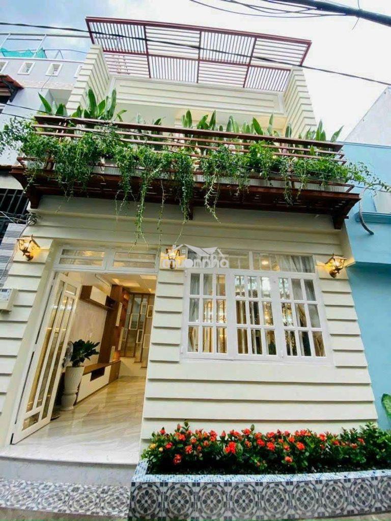 Nhà ngay trung tâm sát quận 7 sổ hồng sang tên. 