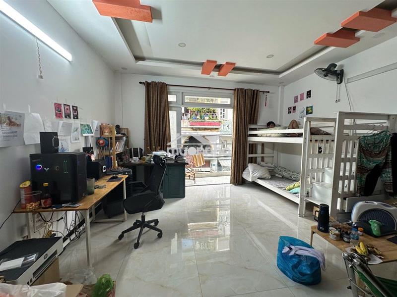 Nguyên lầu 40m2 giá 5.5 triệu tạ uyên q11