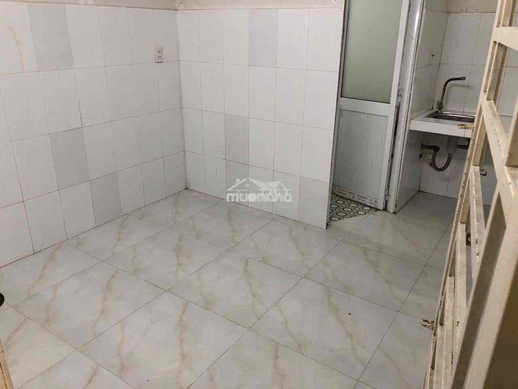 Trống vài phòng có gác, phòng ban công, cửa sổ. - 4