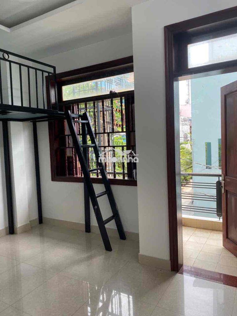 Phòng ban công thoáng mát rộng rãi kế bên đại học công thương văn hiên - 3