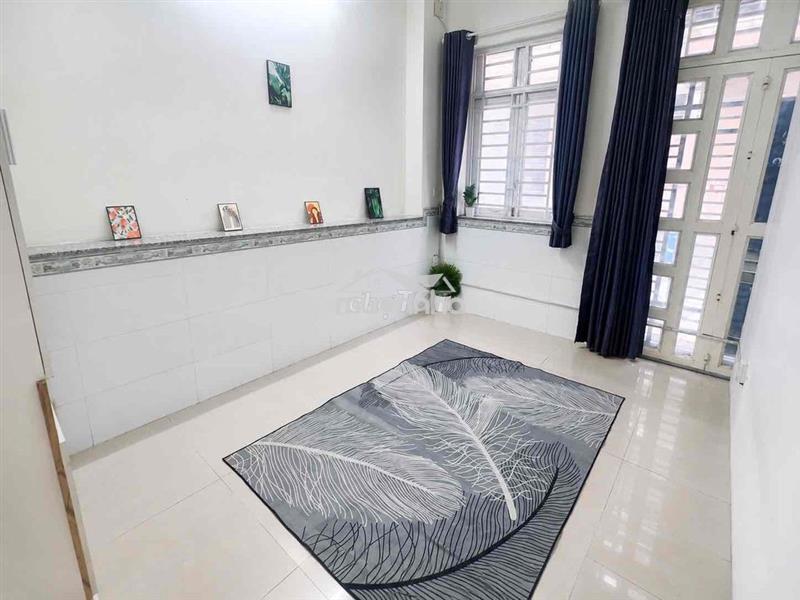Phòng trống tầng trệt – toilet riêng – bao điện nước