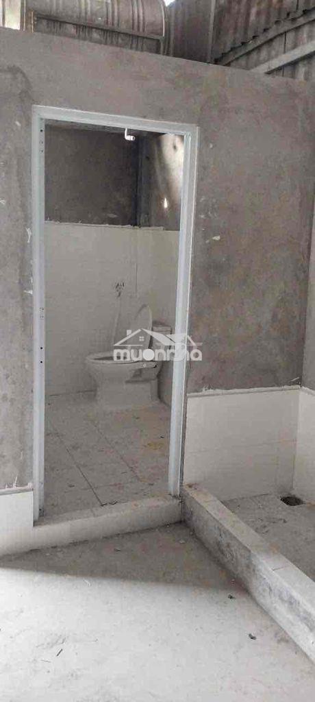Cho thuê kho 17tr/th dt:300m có 3fa có sẵn, trống suốt, thông thoáng h - 3