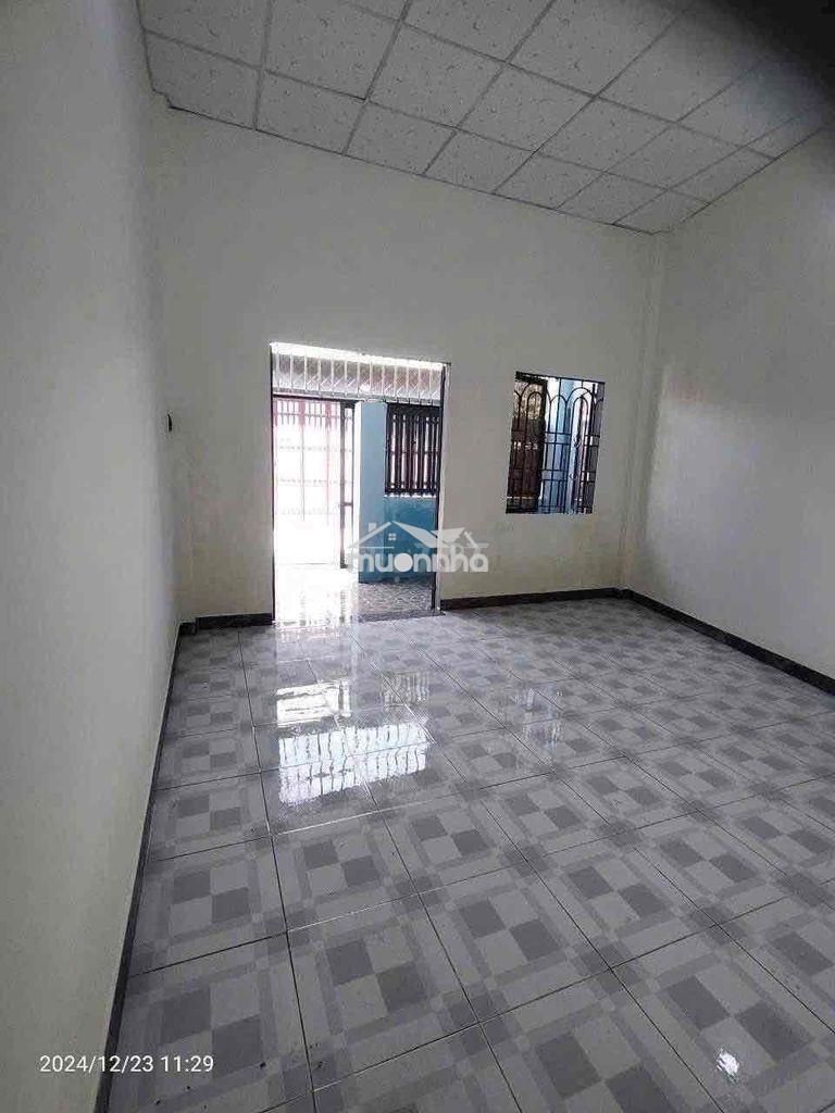 Nhà bình chuẩn 40 đã trống. bán gấp nhà sổ chung bình chuẩn gần trường - 4