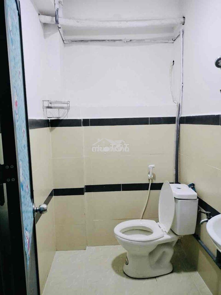 Phòng máy lạnh có sẵn giường nệm chăn ga đối diện bến xe miền tây - 3