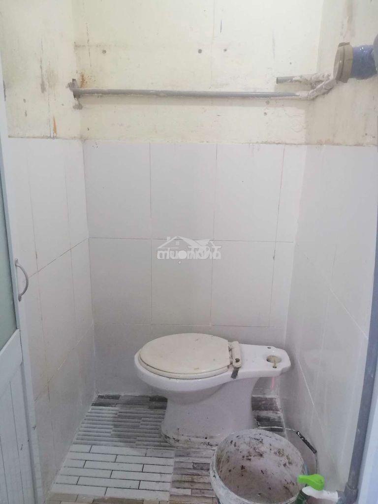 Phòng trống ngay ngã 4 bốn xã có gác thích hợp cho gia đình - 4