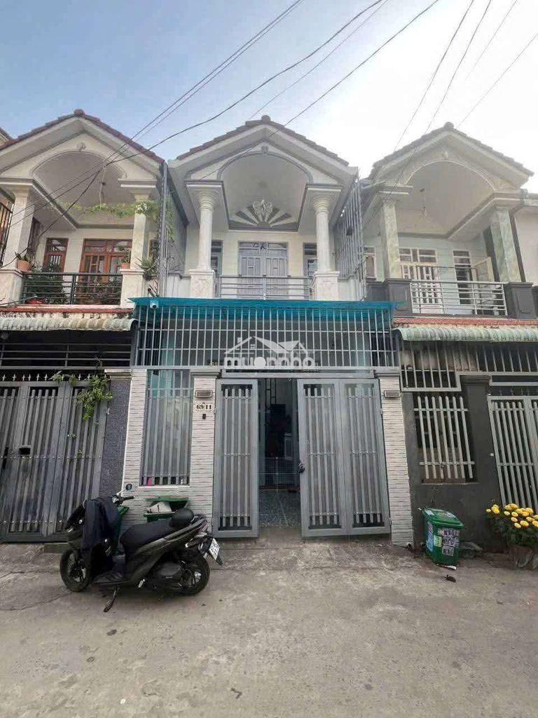Nhà lầu gần chợ đông hòa