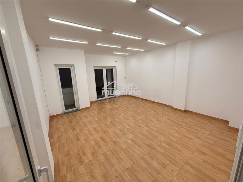 Văn phòng nguyên sàn lầu 3 80m2 giá 8tr
