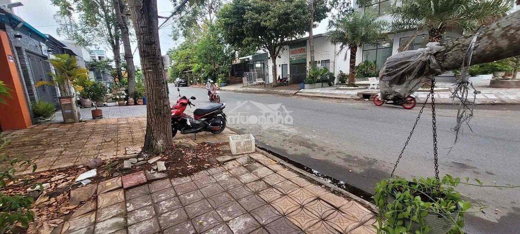 Nền đối diện bệnh viện nhi - 2