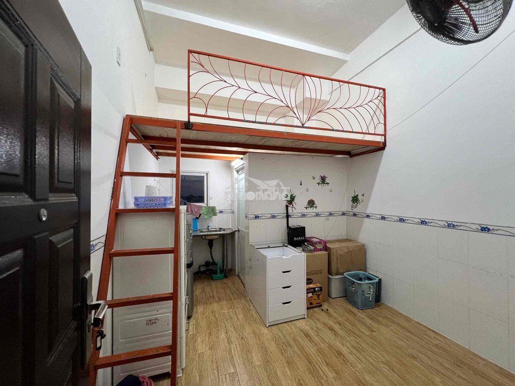 Phòng trọ sinh viên gác cao 1m6 rộng thoáng cửa sổ bếp gần trường tdtu - 3