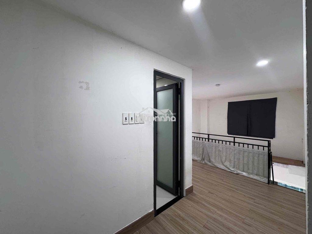 Cho thuê mbkd hoặc ở gác cao 2m rộng 40m2 có 2wc hẻm xt ngay 3/2 q10 - 4