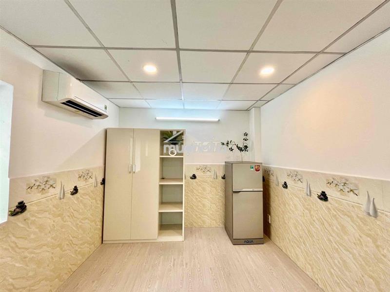 Phỏng cửa sổ trời - cạnh trung tâm thương mại
