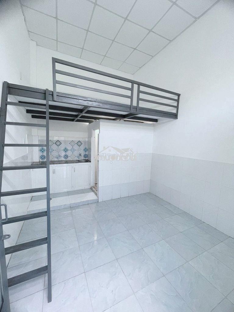 Phòng có gác rộng rãi, gần khu cnc, ngã 4 thủ đức, đình phong phú