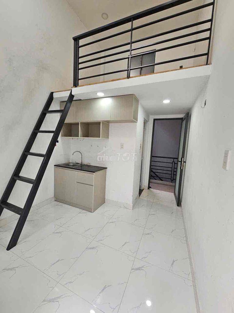 Phòng rộng 20m2 có ban công lê thị hồng ngay chợ căn cứ gò vấp