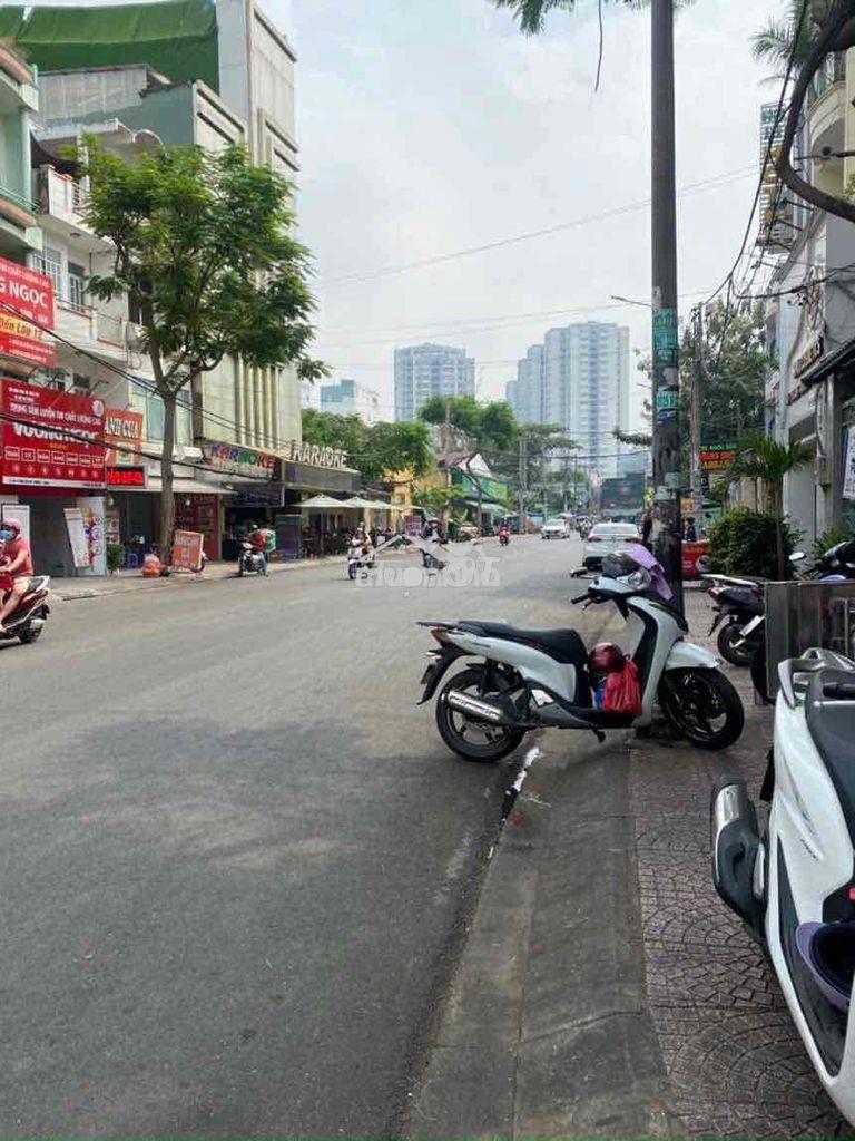 Cho thuê tầng 1 ngay mặt tiền chợ lớn cạnh siêu thị mega bình phú