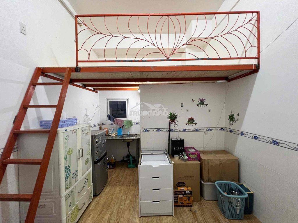 Phòng trọ sinh viên gác cao 1m6 rộng thoáng cửa sổ bếp gần trường tdtu - 4
