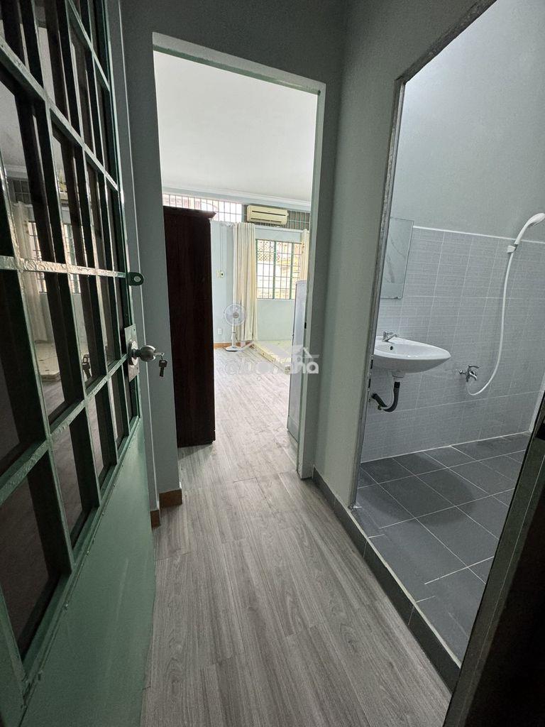 Phòng nguyễn kiệm gần rày xe lửa, có ban công, full nội thất - 2