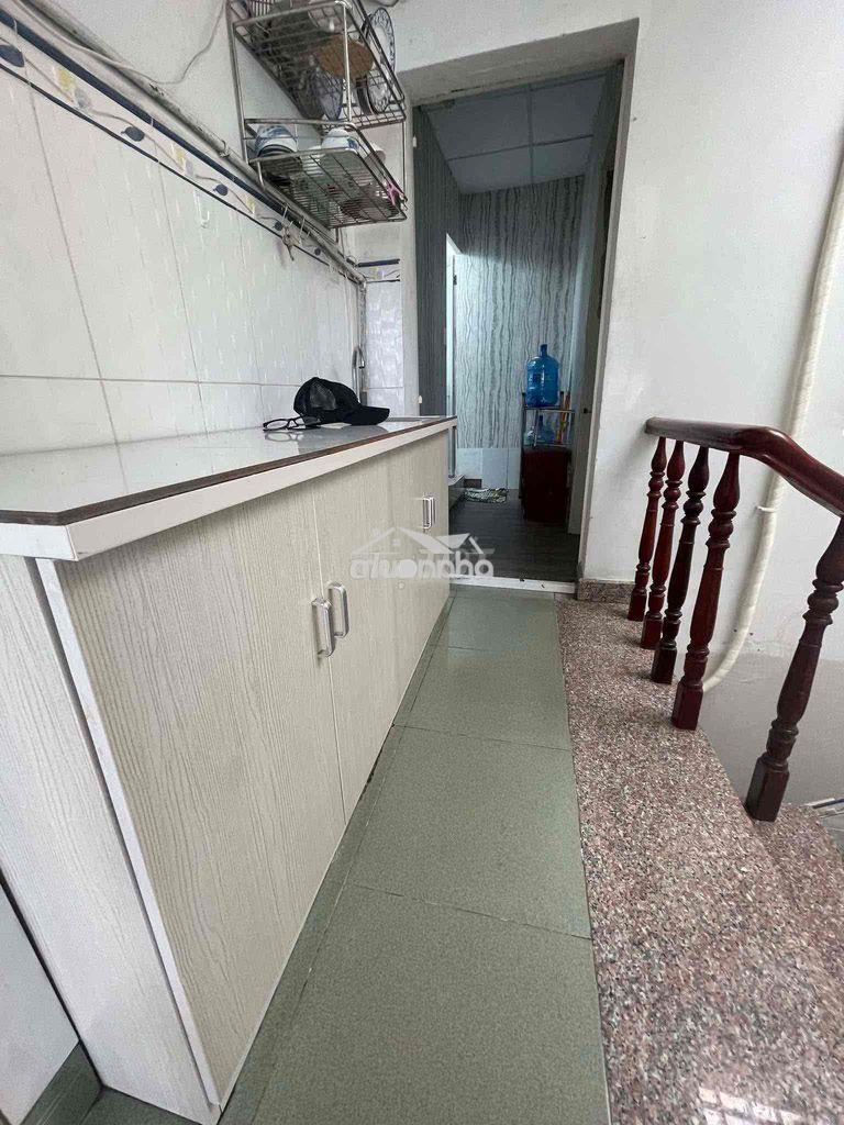 Cho thuê nguyên lầu gồm 2 phòng, 2 máy lạnh quận 3 - 4