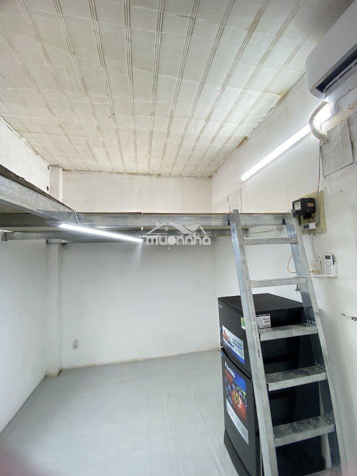 Căn duplex full máy lạnh, bếp, tủ lạnh, cửa sổ lớn thoáng nhà mặt tiền