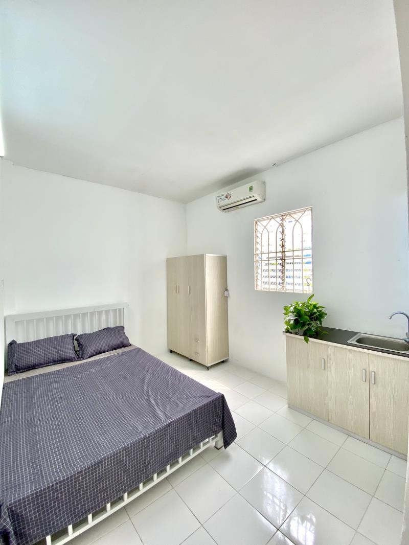 Phòng sẵn nội thất, thoáng mát. gần phan xích long 2 phút - 3