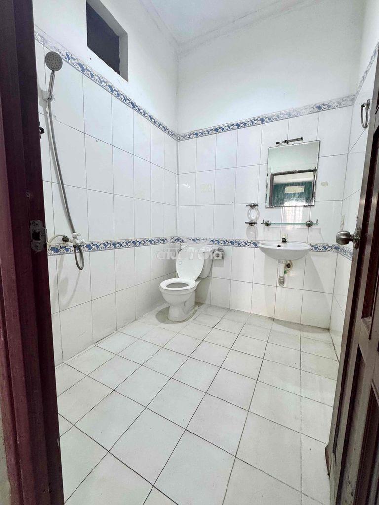 Q12 gần đh nguyễn tất thành,  máy lạnh, cửa sổ trời rộng 30m2 - 4