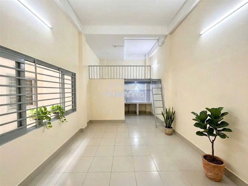 Phòng cửa sổ lớn, gác cao rất thoáng ngay lê văn việt, khu cnc