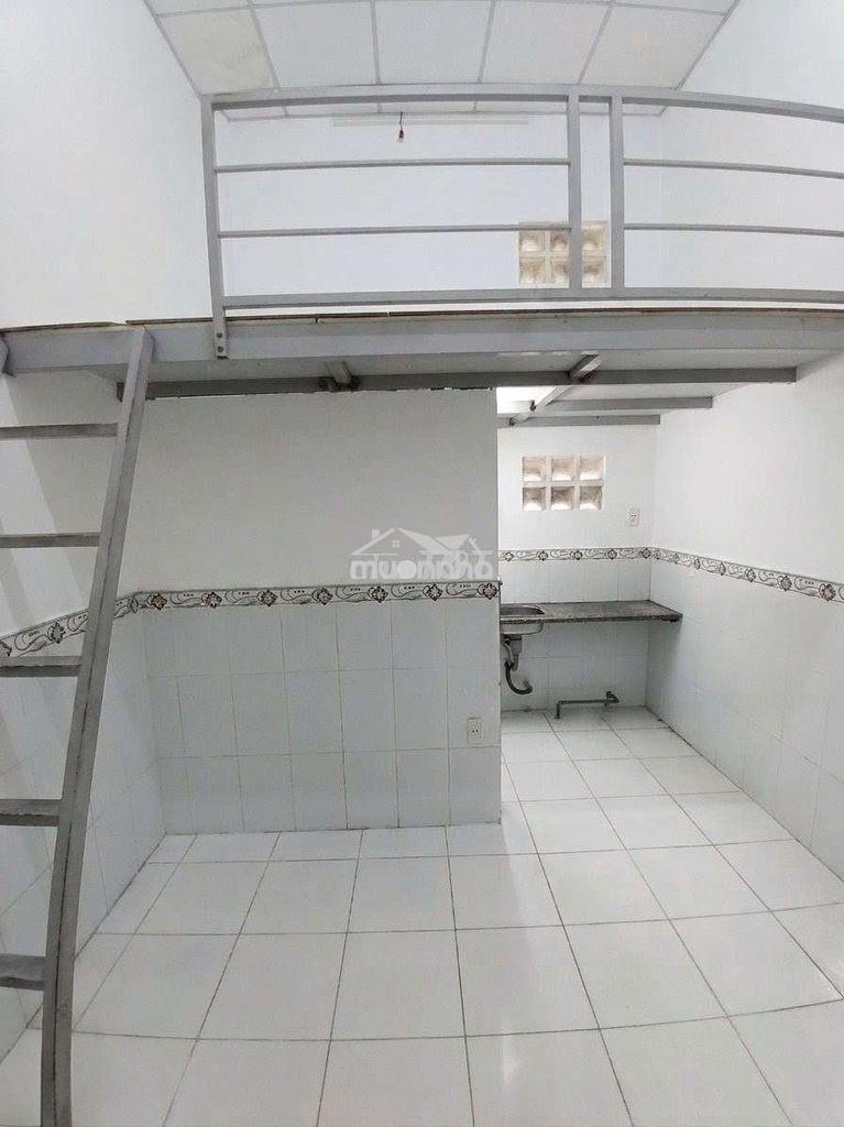 Phòng có gác cao không đụng đầu, gần sát đh tôn đức thắng, rmit 5 phút - 2