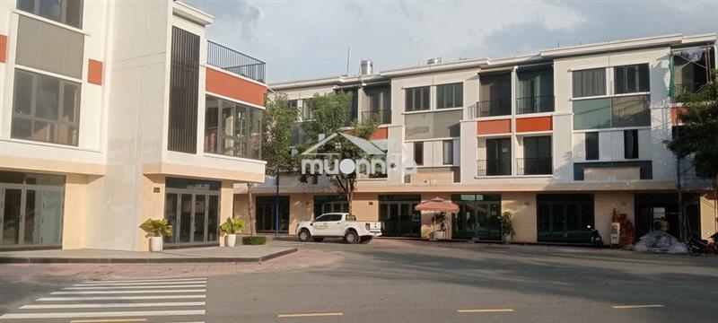 Giá thật- 3 tỷ -3 tầng- sổ hoàn công - bảo vệ 24/7- công viên riêng