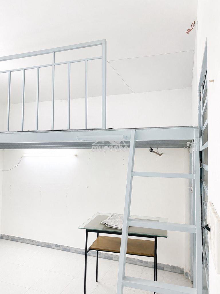 Phòng trọ đường mặt tiền, máy lạnh, có ban công