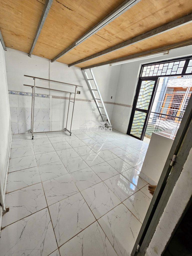 Còn phòng ban công tầng 1, giờ giấc tự do, có bảo vệ 24/24 - 3