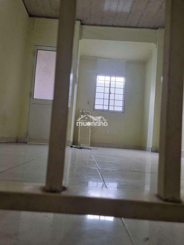 Nguyên căn hẻm đoàn văn bơ 2 lầu 6tr quận 4. - 3