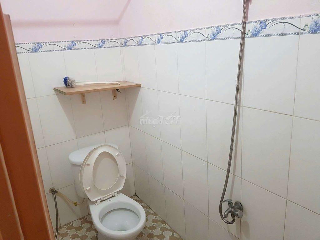 Nhà tx33 quận 12. điện tích
3x7m trệt lầu 2pn.1wc 
giá 3,5tr tháng - 3