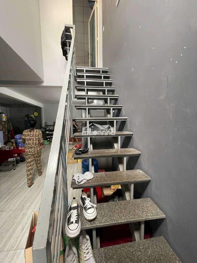 Phòng cho thuê trên lầu 1 có máy lạnh tủ lạnh