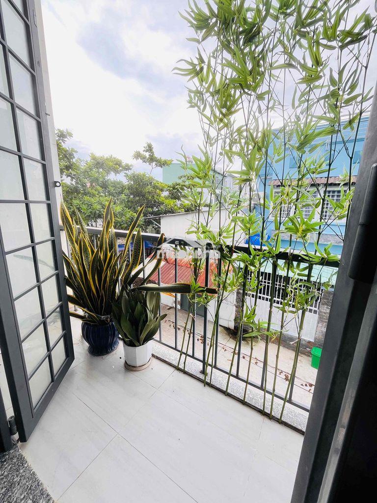 Phòng ban công full nội thất -cạnh quận 7