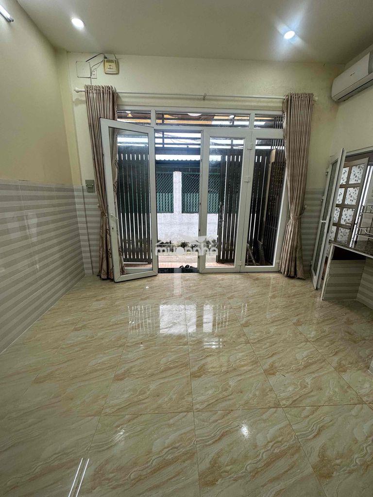 Cho thuê phòng trệt 27 m2 cmt8 quận 10