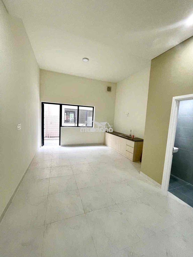 Nhà 2 lầu 1 trệt gần ngã tư bình chuẩn,sân xe hơi,đường 7m vỉa hè 3m - 4