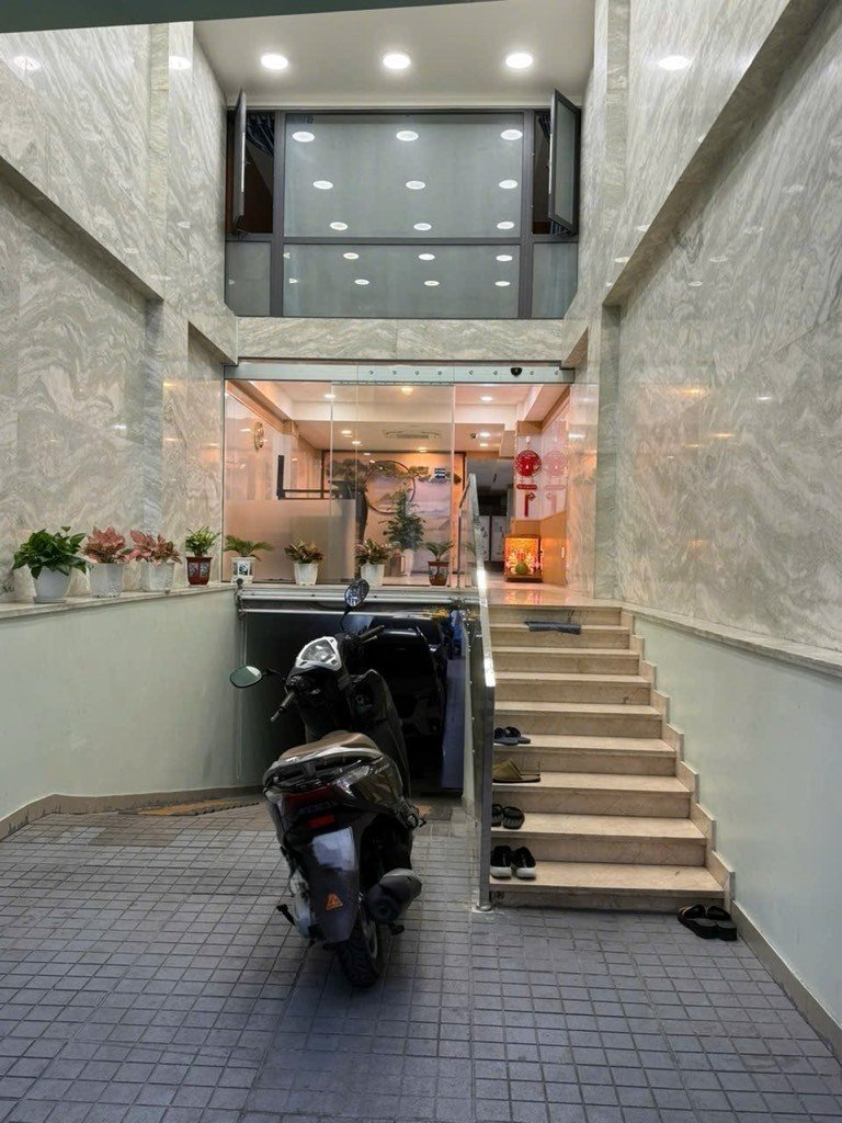 Đối diện tượng đài giọt nước - 7 tầng - hùng vương – q. 5 - dt: 4.2*38m- 76 tỷ - 2
