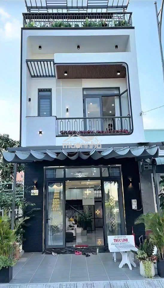 Cắt lỗ 500tr nhà 1 trệt 1 lầu ngay trung tâm tân uyên, sổ trao tay