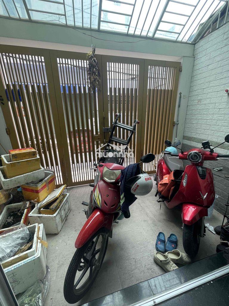 Nhà mặt tiền hẻm xe hơi ngay đht 32 - 3