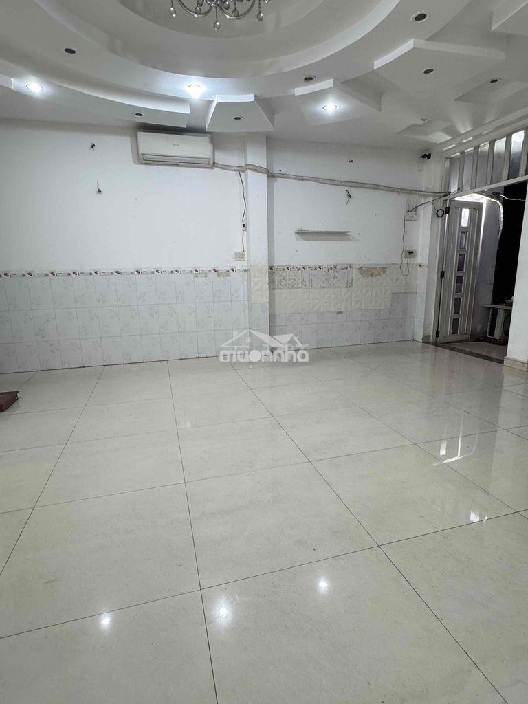 Phòng ban công ( 78m2 ) - máy lạnh - 1pn - 1wc - 4