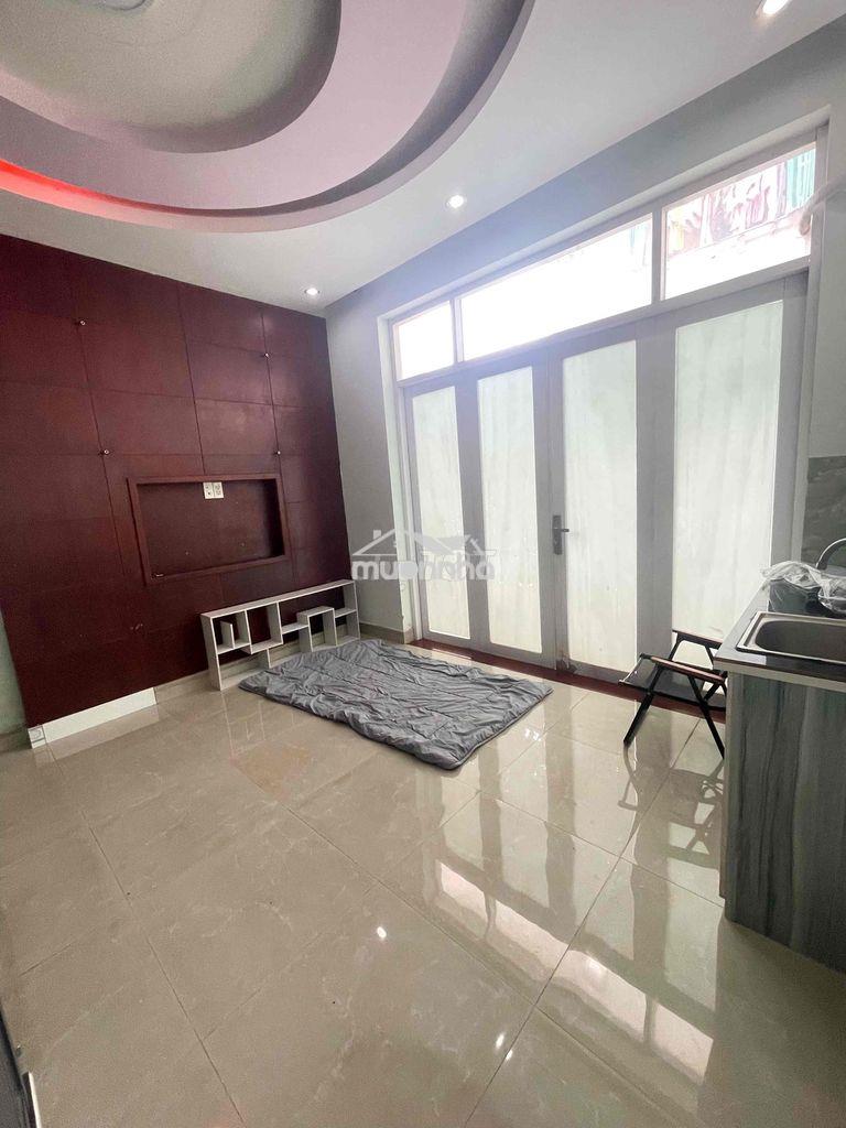 Phòng ban công đối diện eon tân phú  cách đh công thương 1km
