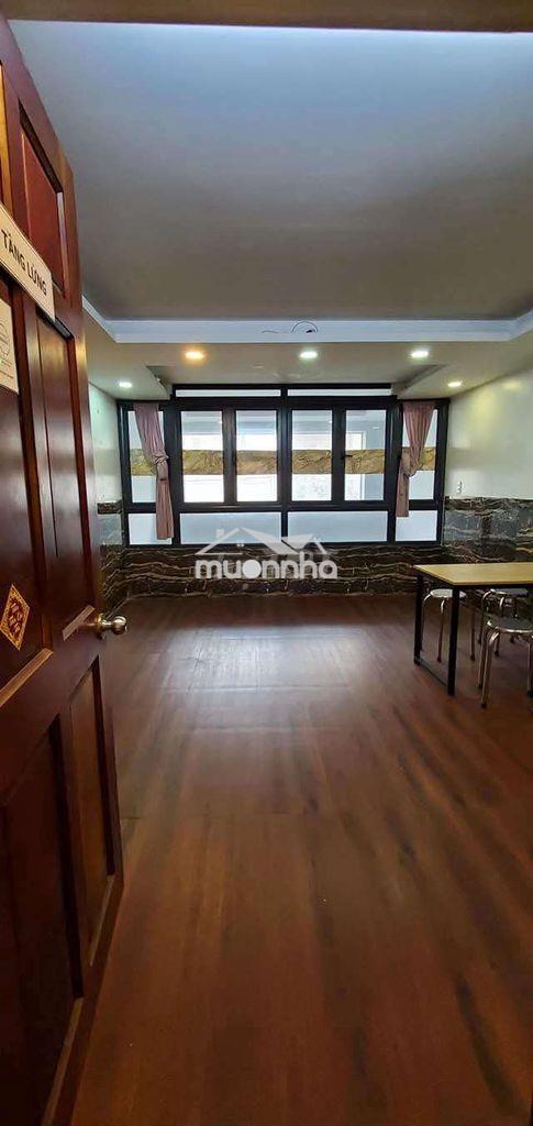 Phòng sạch, thoáng có bếp lớn, cửa sổ lớn ở tầng lửng - p5 q8