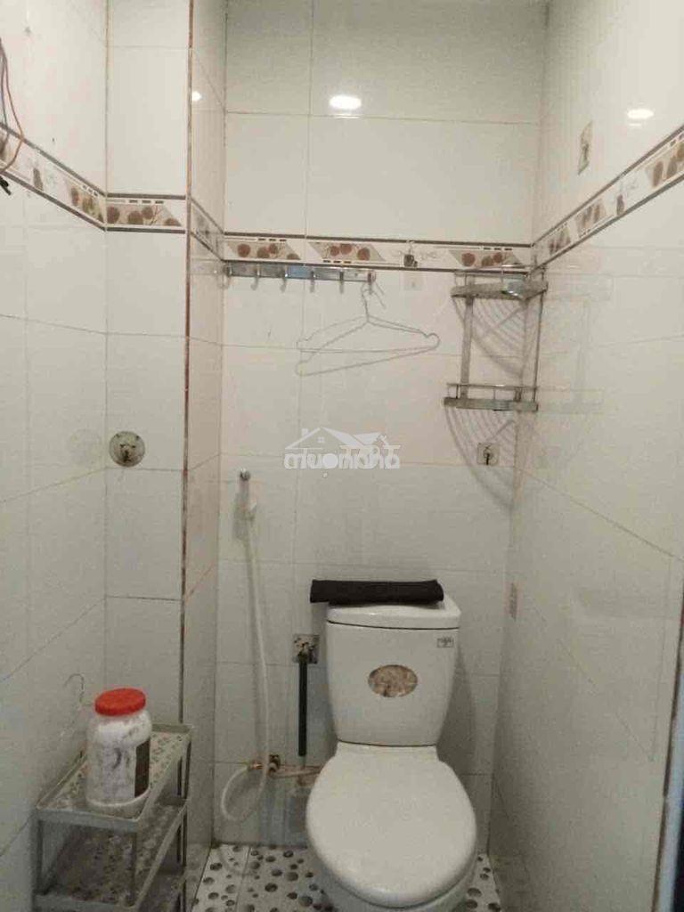 N/c dt: 4 x 8 trệt,1 lẩu,.2 wc. mới sạch sẽ .đnc, có sân chỉ ,6tr./th - 2