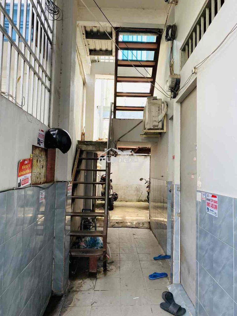 Hiện tại: 9 phòng trọ (trệt + 2 lầu). 9 phòng full thuê cố định trên 3 - 4