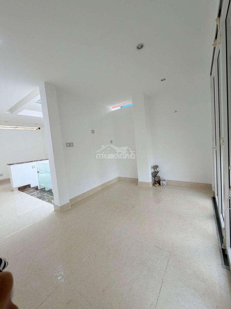 Nhà 4 tầng hẻm xe hơi lạc long quân
dt: 4,3x16 71m2 đất. dtxd 225m2 - 4