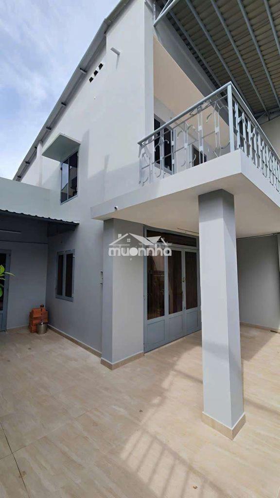 Nhà dt rộng 7x13m 1trệt 1lầu 3pn 2wc sân đậu 10 xe máy, đường bình phú