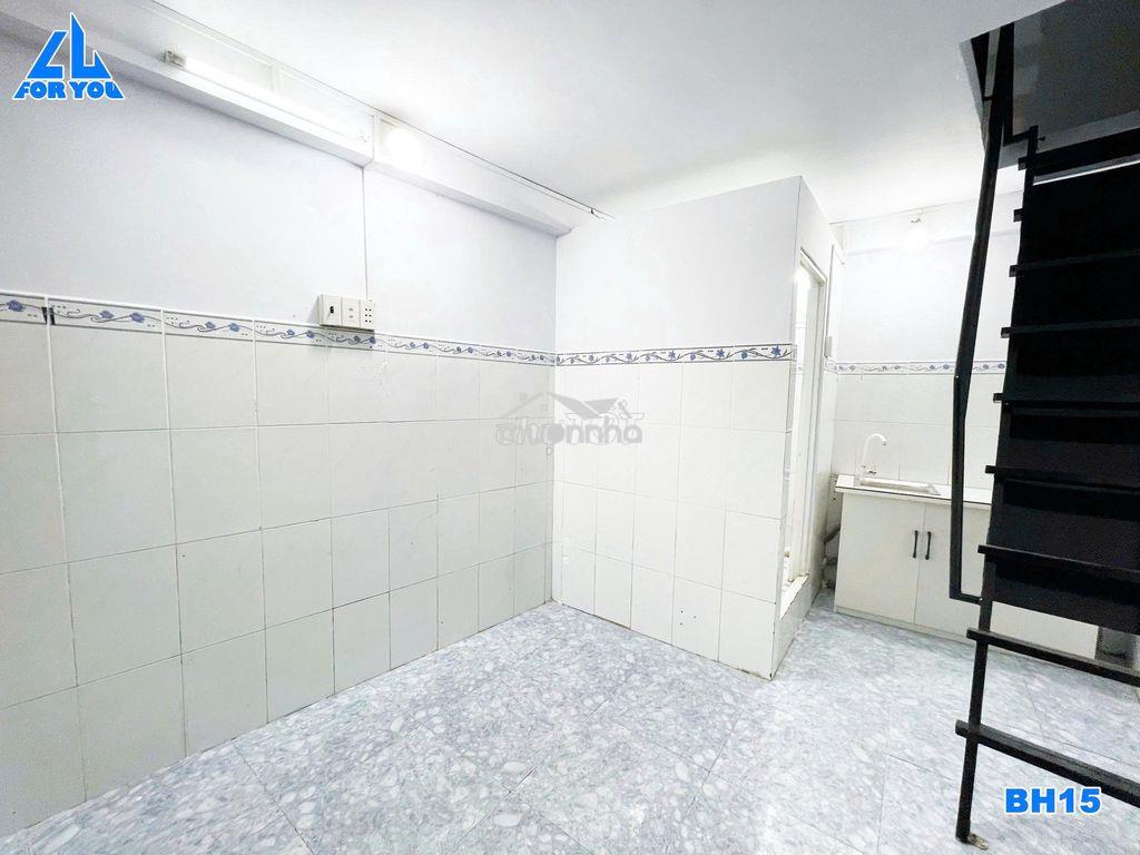 Nhà nguyên căn 3 lầu - 2wc -  có lối đi riêng gần chợ bình thành - 2