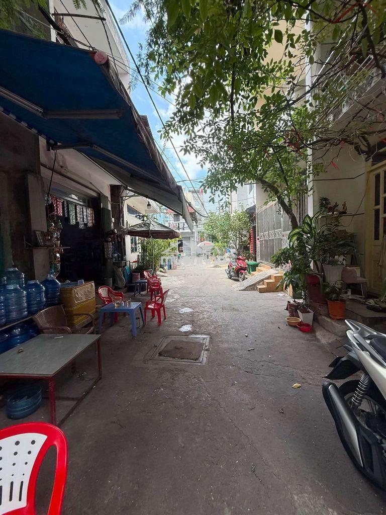 Nhà hẻm xe hơi khu lũy bán bích. dt đất 64m2